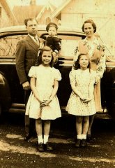 Gloria, Donna, Carl holding David & Emma Mae Froese.jpg